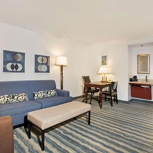 One-Bedroom King Suite Roll Shower Mobility Access or Non-Smoking
